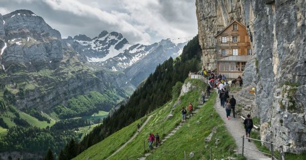 Páratlan panoráma, kiváló ételek. Újra megnyílt a Berggasthaus Aescher.